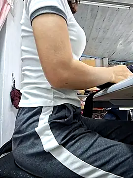 irina hana online show from 11/06/25, 01:39