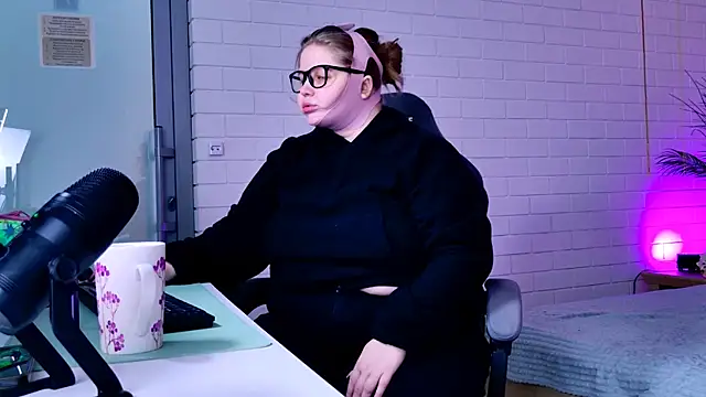 Snapshot of SladaDell chatting on 02/05/26, 09:25 SladaDell online show from 02/05/26, 09:25