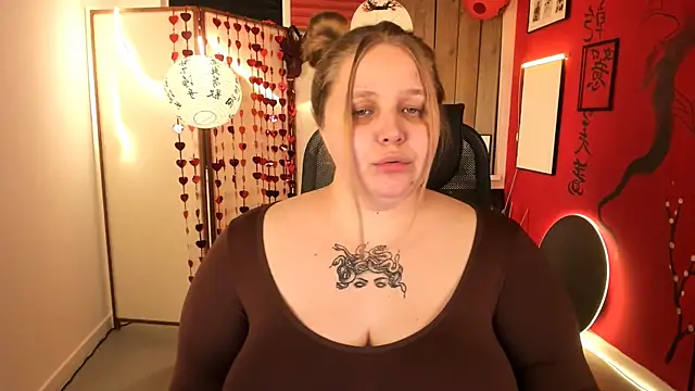 Snapshot of SladaDell chatting on 02/18/26, 04:03 SladaDell online show from 02/18/26, 04:03