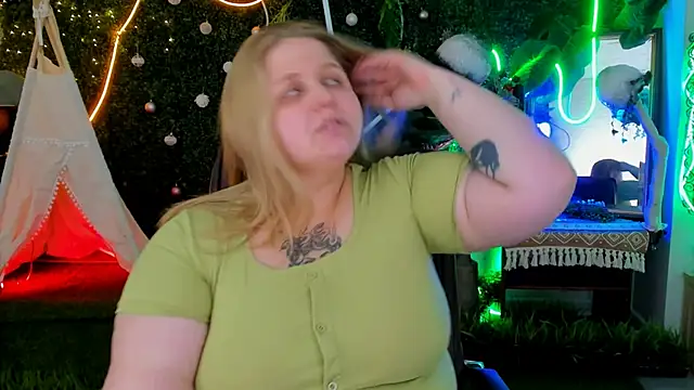 Snapshot of SladaDell chatting on 03/11/26, 01:39 SladaDell online show from 03/11/26, 01:39