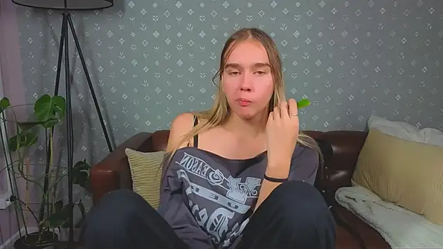 Snapshot of Vel1ka chatting on 10/08/25, 11:52 Vel1ka online show from 10/08/25, 11:52