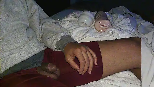 Snapshot of GRiZZLYBONE chatting on 11/08/25, 11:21 GRiZZLYBONE online show from 11/08/25, 11:21