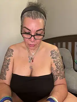 dieseldame1313 online show from 09/30/25, 12:04