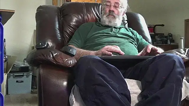 Snapshot of janzer13 chatting on 12/20/25, 02:02 janzer13 online show from 12/20/25, 02:02