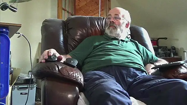 Snapshot of janzer13 chatting on 12/21/25, 02:13 janzer13 online show from 12/21/25, 02:13