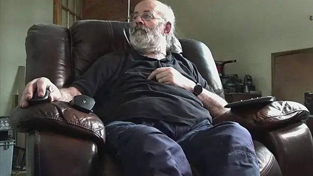 Snapshot of janzer13 chatting on 02/05/26, 02:00 janzer13 online show from 02/05/26, 02:00