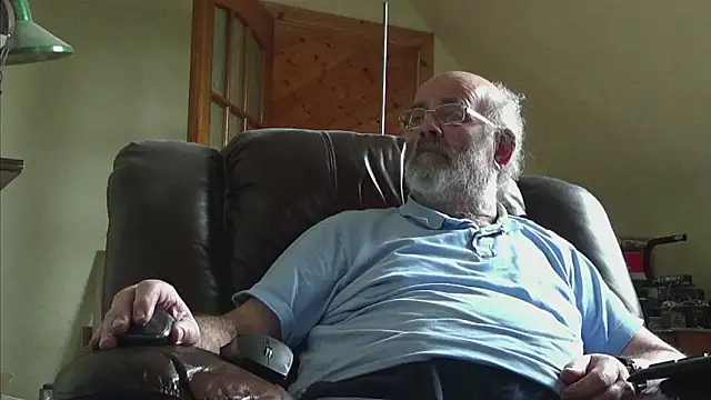 Snapshot of janzer13 chatting on 02/14/26, 01:30 janzer13 online show from 02/14/26, 01:30