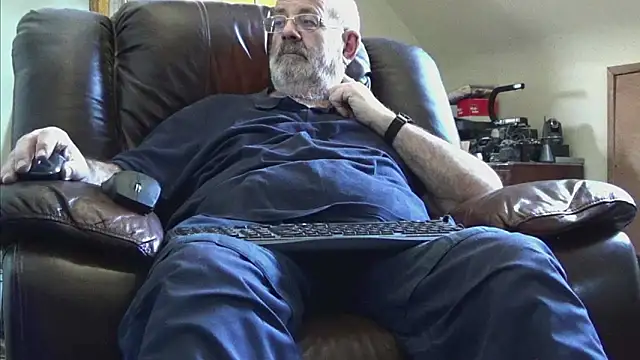Snapshot of janzer13 chatting on 03/03/26, 02:12 janzer13 online show from 03/03/26, 02:12