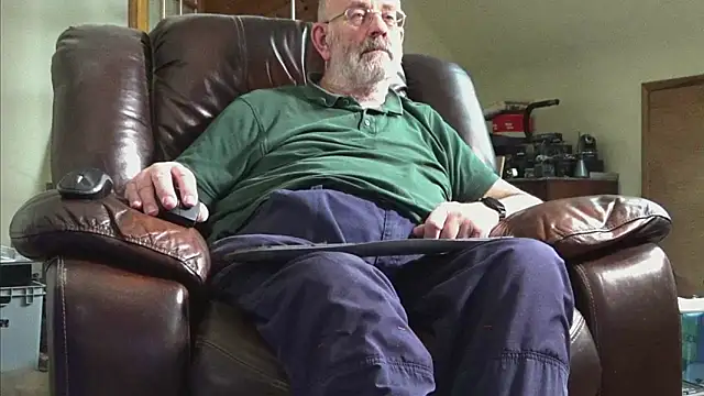 Snapshot of janzer13 chatting on 03/12/26, 02:01 janzer13 online show from 03/12/26, 02:01