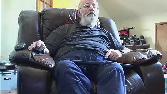 Snapshot of janzer13 chatting on 05/13/26, 01:19 janzer13 online show from 05/13/26, 01:19
