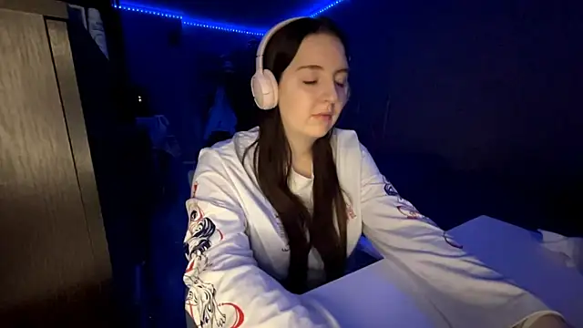 LauretteRagar online show from 10/20/25, 06:08