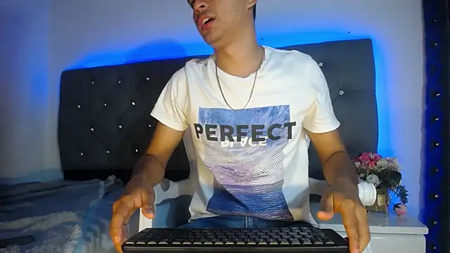 Charlie Cock  online show from 11/05/25, 04:01