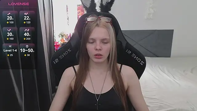 Luna Navy online show from 09/29/25, 07:24