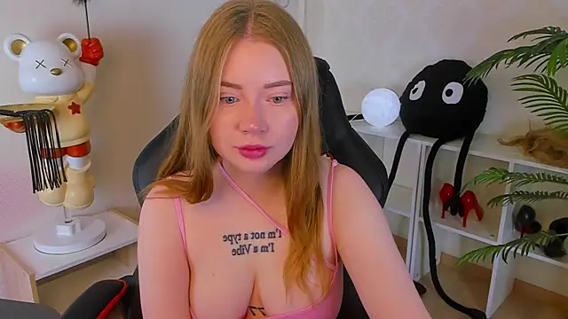 Lillie Berry online show from 10/19/25, 04:46