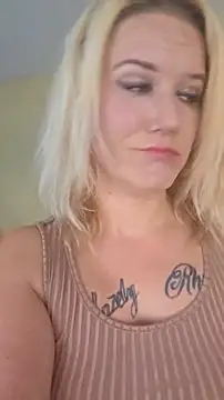 Snapshot of RhondaRump chatting on 11/12/25, 05:35 RhondaRump online show from 11/12/25, 05:35