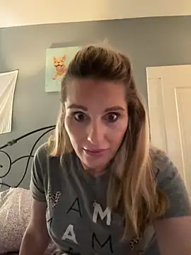 Snapshot of BaddieBossXX2 chatting on 11/16/25, 01:06 BaddieBossXX2 online show from 11/16/25, 01:06