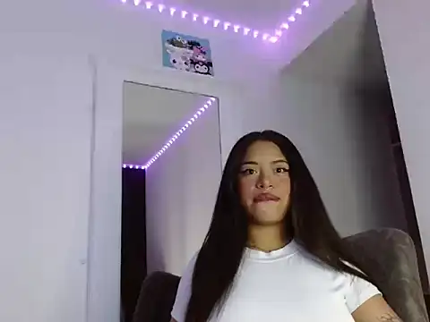 Snapshot of reina_reina chatting on 09/25/25, 10:57 reina reina online show from 09/25/25, 10:57