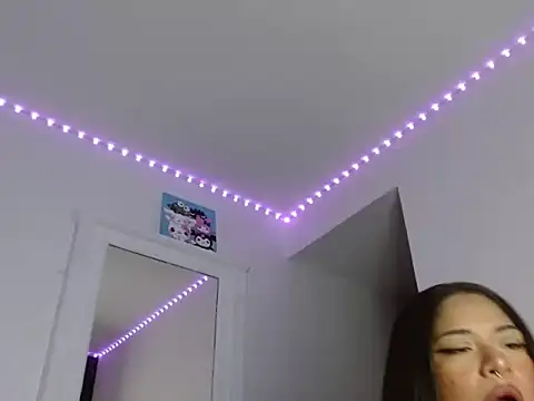 Snapshot of reina_reina chatting on 09/27/25, 12:04 reina reina online show from 09/27/25, 12:04