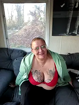 Snapshot of Misspapillon1840 chatting on 12/03/25, 08:12 Misspapillon1840 online show from 12/03/25, 08:12