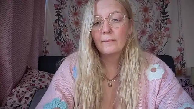 Snapshot of Daisyxoxo_ chatting on 09/26/25, 08:40 Daisyxoxo online show from 09/26/25, 08:40