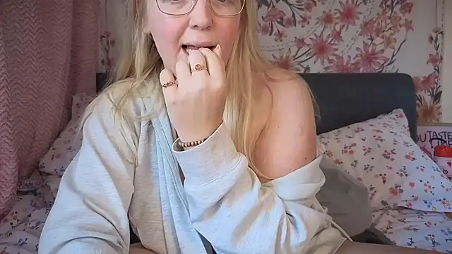 Snapshot of Daisyxoxo_ chatting on 11/16/25, 10:54 Daisyxoxo online show from 11/16/25, 10:54