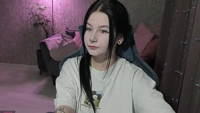Snapshot of AlinaGreeeen chatting on 10/06/25, 02:31 AlinaGreeeen online show from 10/06/25, 02:31