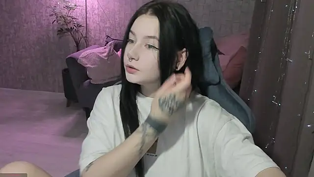 Snapshot of AlinaGreeeen chatting on 10/07/25, 01:25 AlinaGreeeen online show from 10/07/25, 01:25