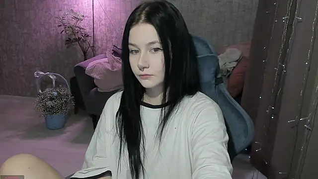 Snapshot of AlinaGreeeen chatting on 10/09/25, 06:00 AlinaGreeeen online show from 10/09/25, 06:00
