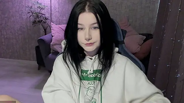 Snapshot of AlinaGreeeen chatting on 10/19/25, 05:52 AlinaGreeeen online show from 10/19/25, 05:52