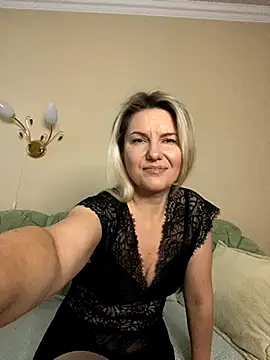 AliceSwan4011 online show from 10/27/25, 01:26