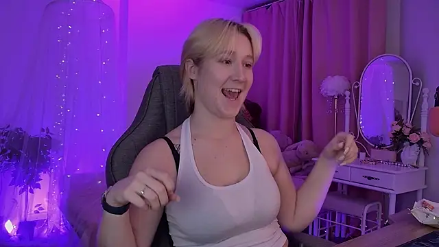 Snapshot of CinBellamy chatting on 11/05/25, 05:07 CinBellamy online show from 11/05/25, 05:07