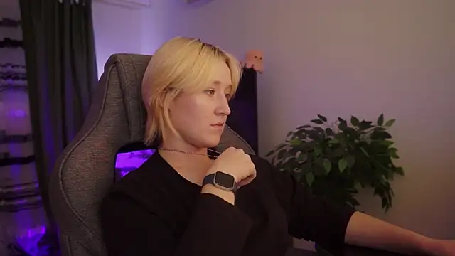 Snapshot of CinBellamy chatting on 11/06/25, 06:03 CinBellamy online show from 11/06/25, 06:03