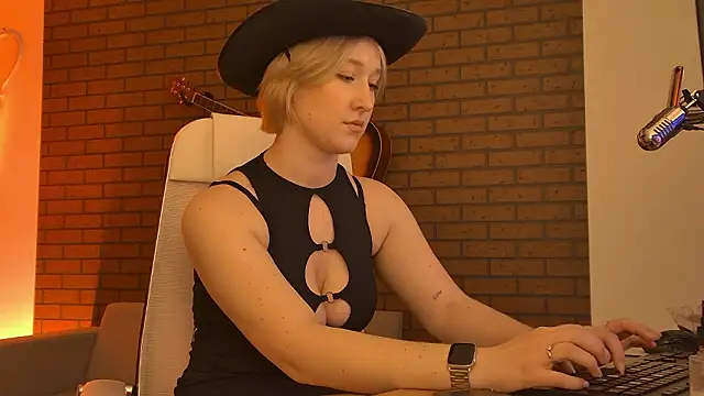 Snapshot of CinBellamy chatting on 02/13/26, 06:09 CinBellamy online show from 02/13/26, 06:09