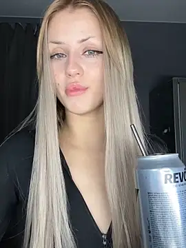 FavoriteKira online show from 11/28/25, 09:39