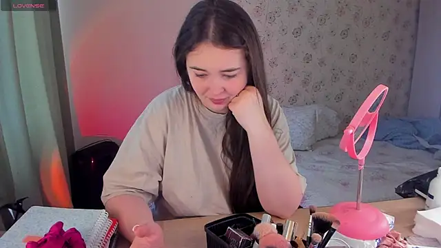 Snapshot of Alice_next_door chatting on 04/04/26, 10:13 Alice next door online show from 04/04/26, 10:13