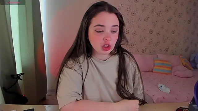 Snapshot of Alice_next_door chatting on 04/18/26, 11:14 Alice next door online show from 04/18/26, 11:14