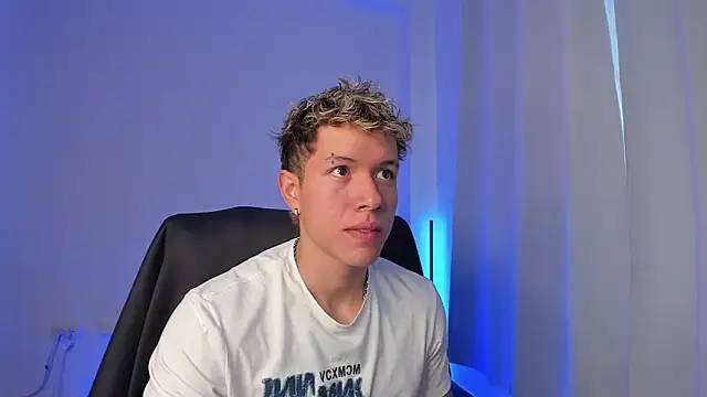 Snapshot of nathan_blake chatting on 12/21/25, 08:16 nathan blake online show from 12/21/25, 08:16