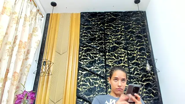 Snapshot of MiaCours chatting on 05/17/26, 02:24 MiaCours online show from 05/17/26, 02:24