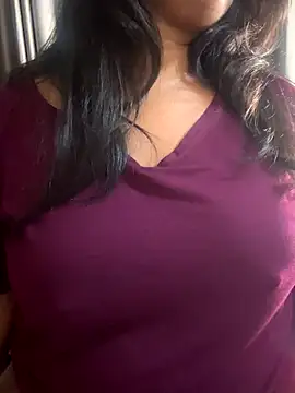 Snapshot of Maggi-is-back chatting on 10/17/25, 01:35 Maggi-is-back online show from 10/17/25, 01:35