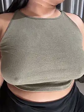 Snapshot of Maggi-is-back chatting on 12/14/25, 06:12 Maggi-is-back online show from 12/14/25, 06:12