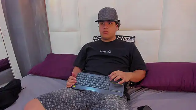 Snapshot of Naim_Bennetsex chatting on 10/03/25, 02:25 Naim Bennetsex online show from 10/03/25, 02:25