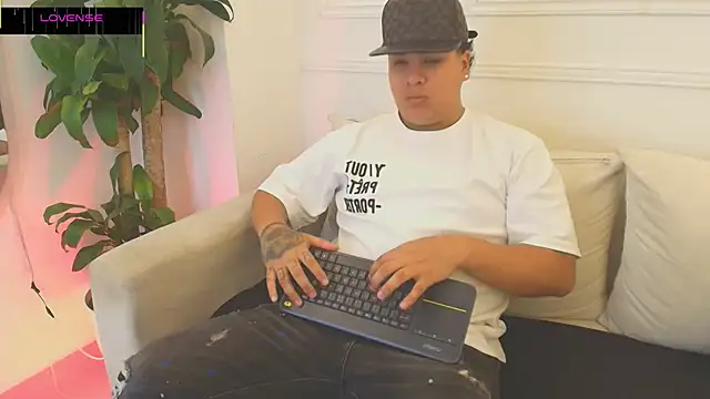 Snapshot of Naim_Bennetsex chatting on 10/25/25, 06:35 Naim Bennetsex online show from 10/25/25, 06:35