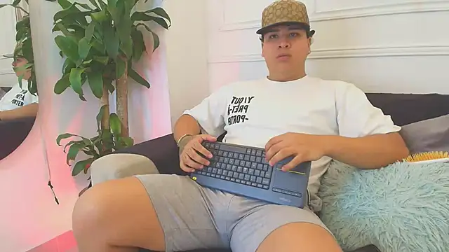 Snapshot of Naim_Bennetsex chatting on 10/26/25, 07:31 Naim Bennetsex online show from 10/26/25, 07:31