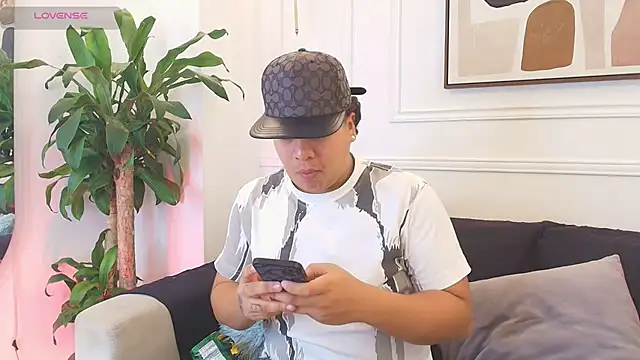 Snapshot of Naim_Bennetsex chatting on 10/28/25, 06:54 Naim Bennetsex online show from 10/28/25, 06:54