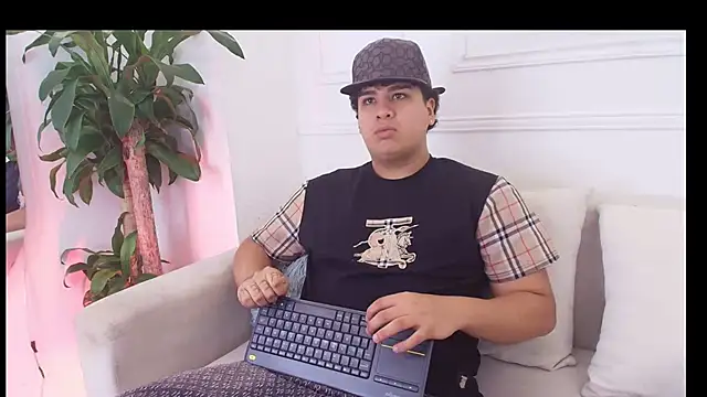 Snapshot of Naim_Bennetsex chatting on 11/03/25, 06:31 Naim Bennetsex online show from 11/03/25, 06:31