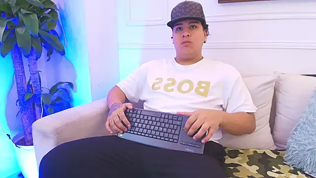 Snapshot of Naim_Bennetsex chatting on 11/21/25, 06:06 Naim Bennetsex online show from 11/21/25, 06:06