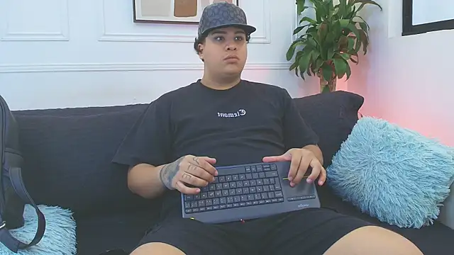 Snapshot of Naim_Bennetsex chatting on 11/29/25, 07:17 Naim Bennetsex online show from 11/29/25, 07:17