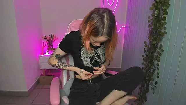 Snapshot of Elieiza_xo chatting on 10/19/25, 09:21 Elieiza xo online show from 10/19/25, 09:21