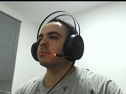 Snapshot of Ana_ThiagoxX chatting on 02/14/26, 06:21 Ana ThiagoxX online show from 02/14/26, 06:21