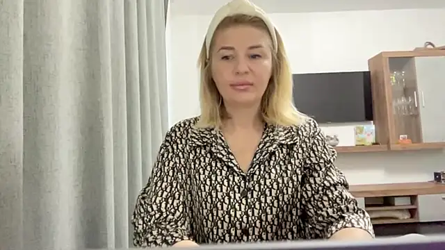 Snapshot of Blondie_xoxoxo chatting on 09/11/25, 05:07 Blondie xoxoxo online show from 09/11/25, 05:07